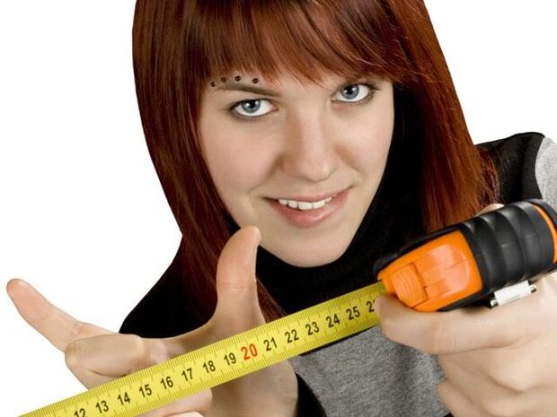 dívka ukazuje malou velikost penisu, jak zvětšit