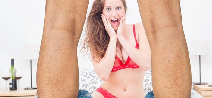 žena je překvapena zvětšenou velikostí mužského penisu foto 2