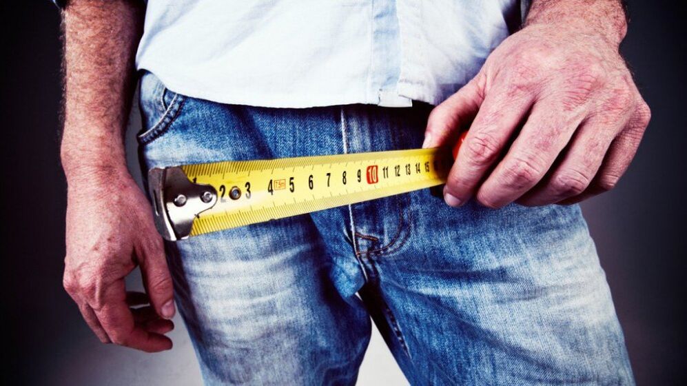 muž měří penis po zvětšení gelu