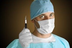 Chirurg provádějící operaci zvětšení penisu ze zdravotních důvodů