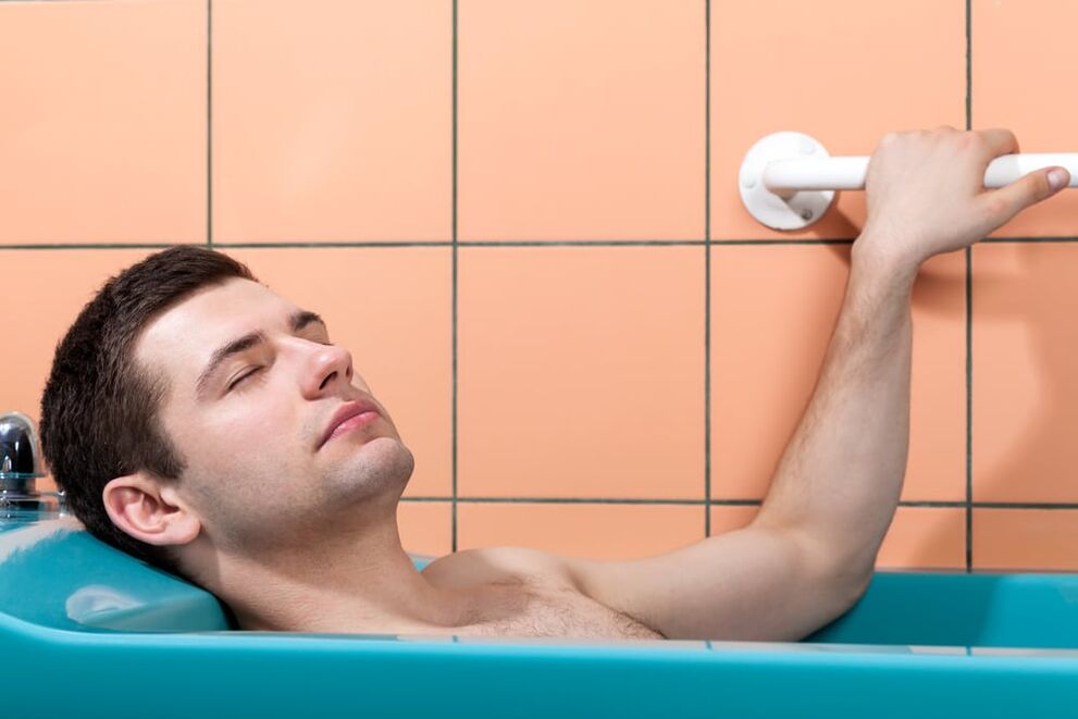 muž se koupe s jedlou sodou, aby si zvětšil penis