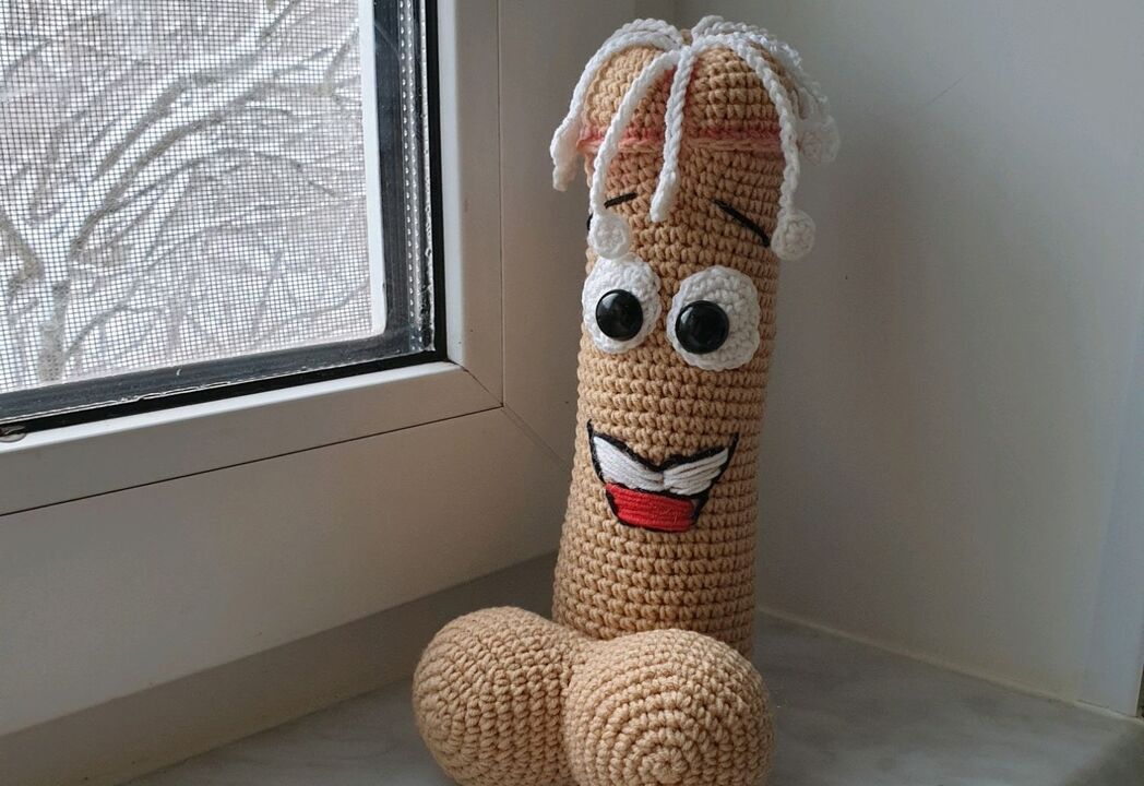 pletená hračka symbolizuje zvětšený penis